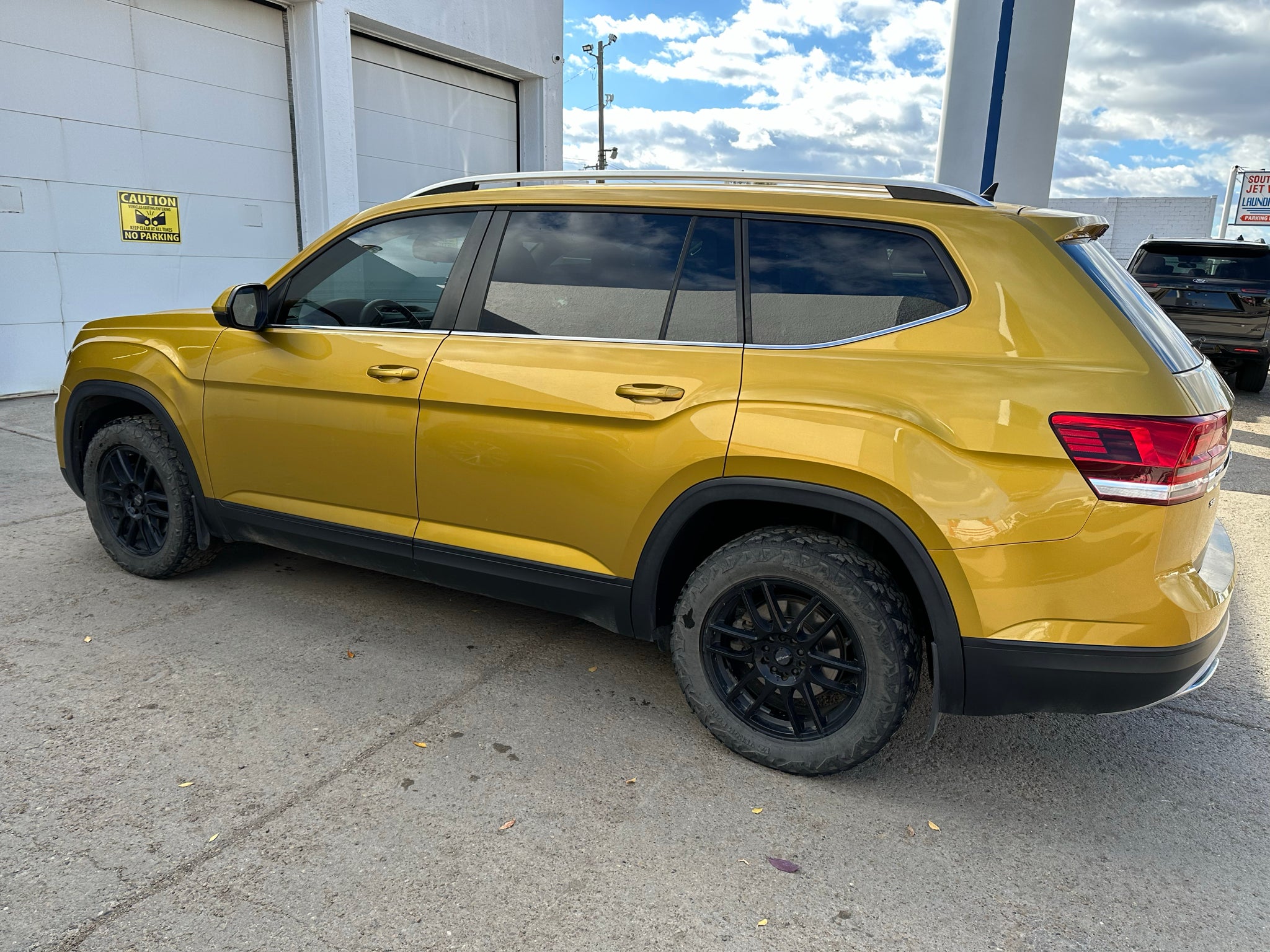 Used 2018 Volkswagen Atlas SE w/Tech with VIN 1V2LR2CA9JC536978 for sale in Wolf Point, MT